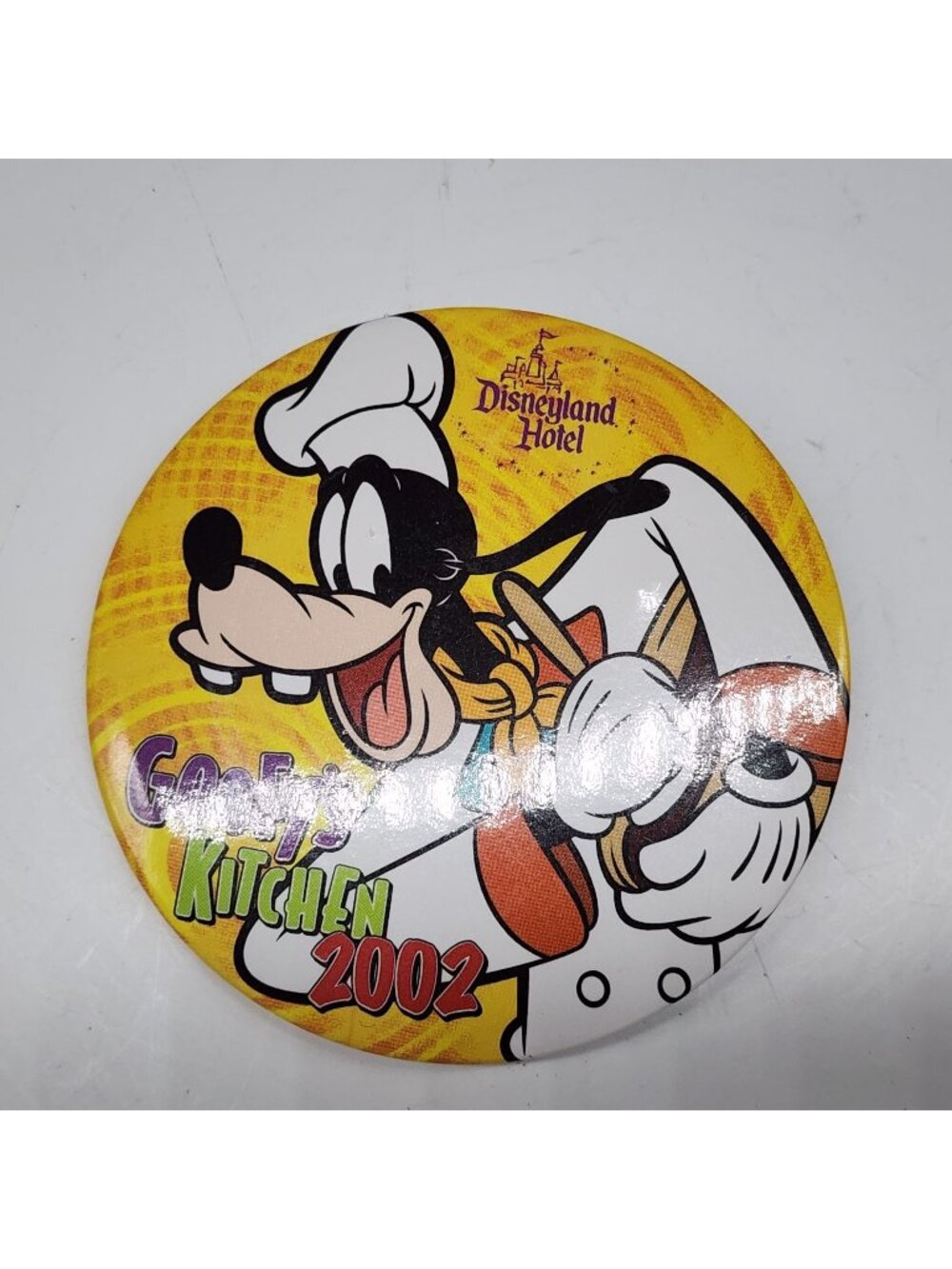 Disneyland Hotel Goofys Kitchen 2002 Pin Goofy Chef Collectible Button Badge